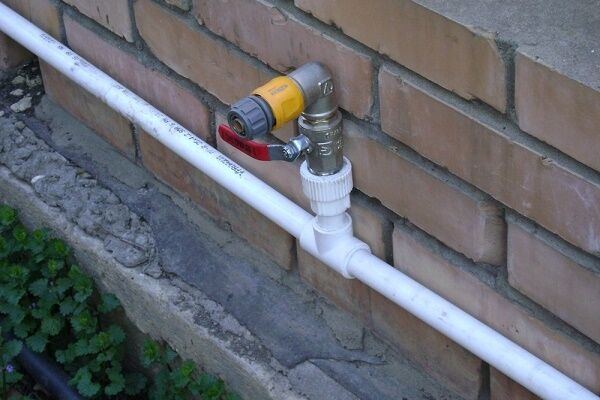 Как сделать водопровод на даче своими руками: правила прокладки, монтажа и обустройства