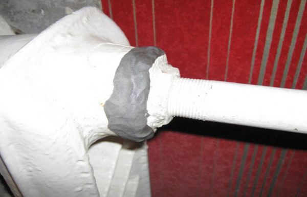 Как правильно пользоваться холодной сваркой: виды, состав, инструкция по применению Как правильно пользоваться холодной сваркой: виды, состав, инструкция по применению