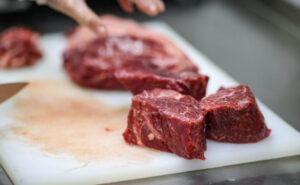 Россиянам объяснили, почему нельзя размораживать мясо в воде