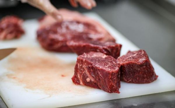 Россиянам объяснили, почему нельзя размораживать мясо в воде