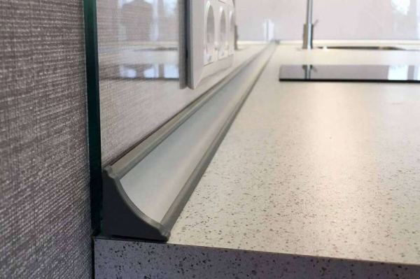 Плинтусы для кухонной столешницы: разновидности и способы их установки