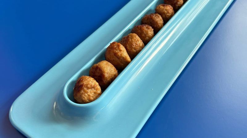 Густаф Вестман представил первую «специальную» тарелку для шведских фрикаделек IKEA