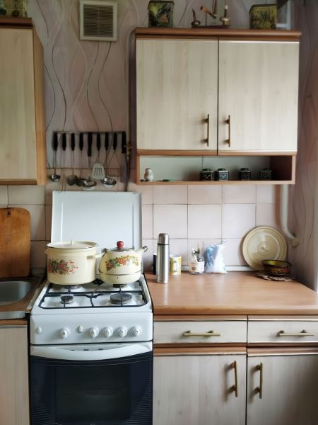 Как я сделала ремонт в хрущевке с проход­ной комнатой за 1,8 млн рублей: фото до ​и после