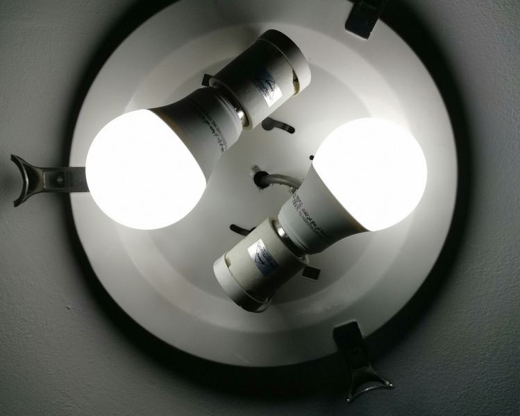 Как поменять лампочку в точечном светильнике: инструкции для разных цоколей