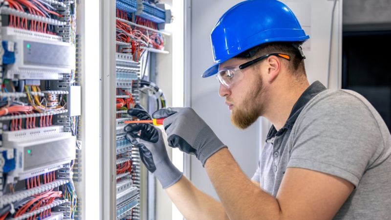 Мастер устанавливает автоматические выключатели, зная как их выбрать