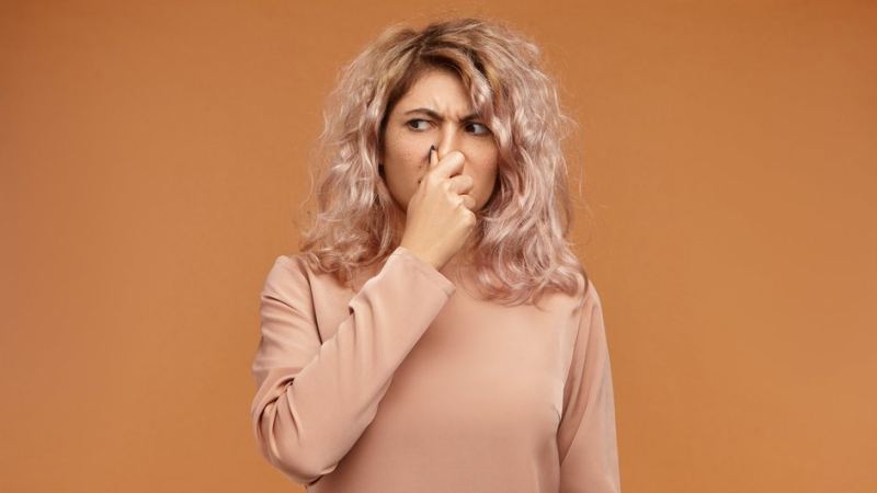 Девушка испытывает отвращение из-за запаха жира и кухни, который исходит от штор