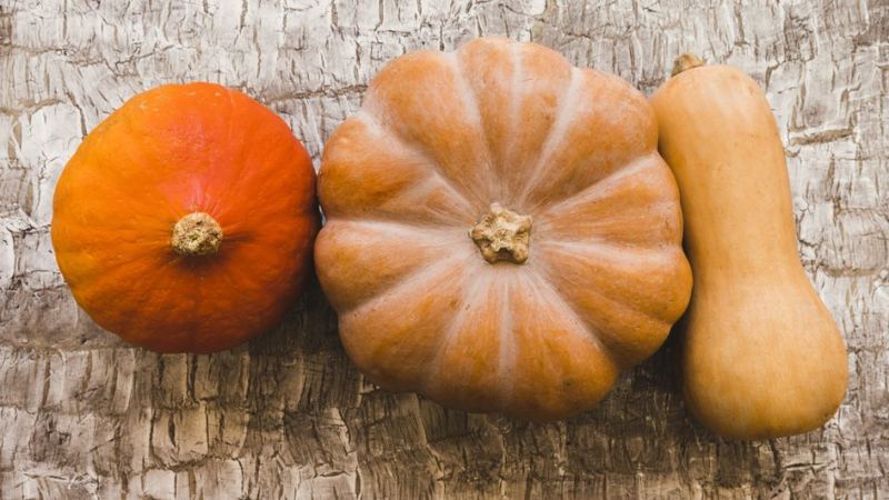 Правильно собранная тыква лежит на столе