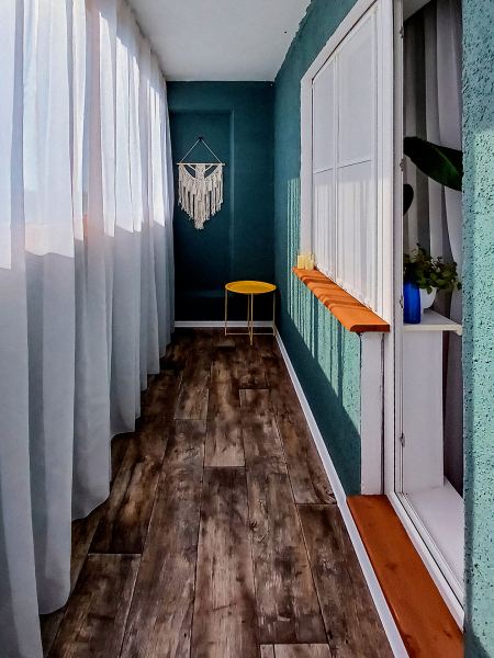 «Одно из моих любимых мест в квар­тире»: 3 варианта обустройства балкона