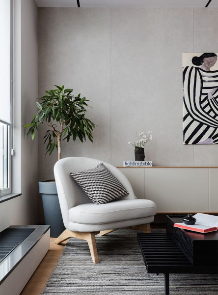 Почему это красиво: светлая кухня-гости­ная без телевизора и дивана