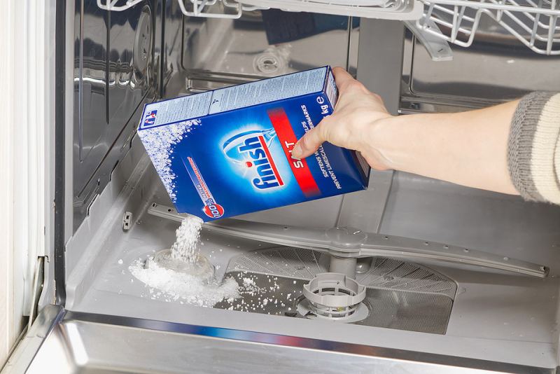 Соль в посудомоечной машине: как ее применять и можно ли чем-то заменить