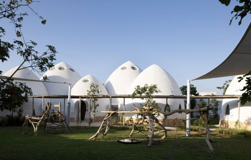 Студия Emkaan спроектировала классы в виде куполов для дубайской школы