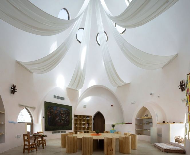 Студия Emkaan спроектировала классы в виде куполов для дубайской школы