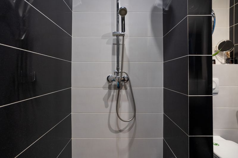 «Вдохновлялась горами, пещерами и бетоном»: как я сделала ремонт в сталинке 56 м²