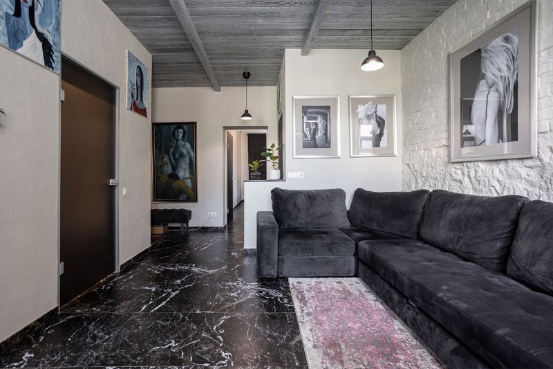 «Вдохновлялась горами, пещерами и бетоном»: как я сделала ремонт в сталинке 56 м²