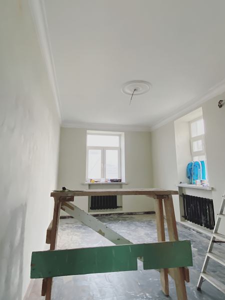 «Вдохновлялась горами, пещерами и бетоном»: как я сделала ремонт в сталинке 56 м²