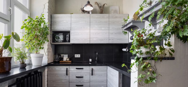 «Вдохновлялась горами, пещерами и бетоном»: как я сделала ремонт в сталинке 56 м²