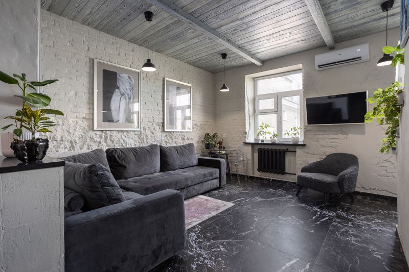 «Вдохновлялась горами, пещерами и бетоном»: как я сделала ремонт в сталинке 56 м²