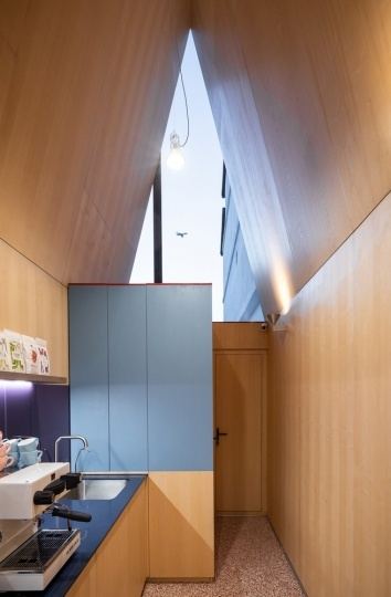 Vinklu спроектировали кофейню в узком городском участке