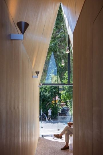 Vinklu спроектировали кофейню в узком городском участке