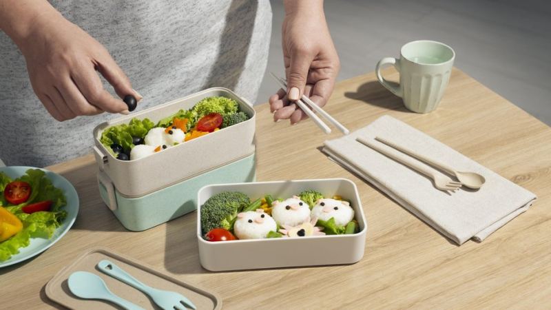 Женщина укладывает еду в ланч-бокс