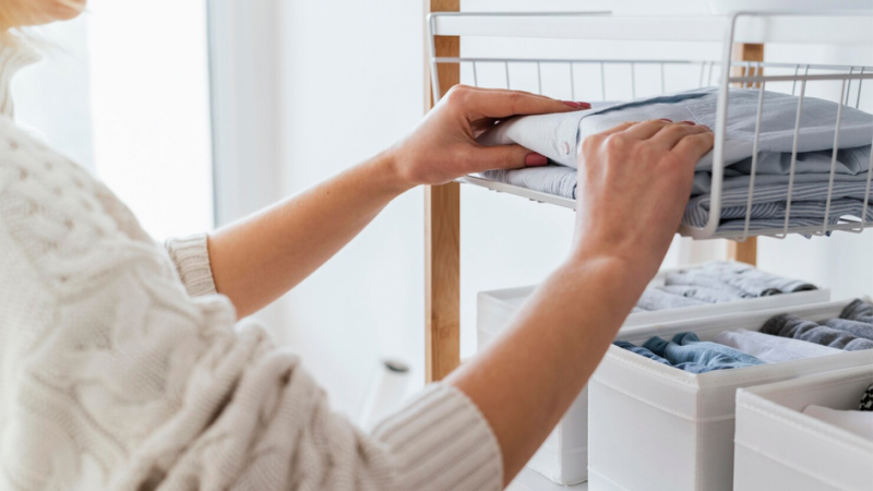 Девушка укладывает вещи в органайзер