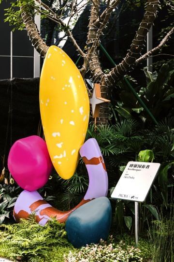 Алекс Проба установила красочную инсталляцию в Шэньчжэне