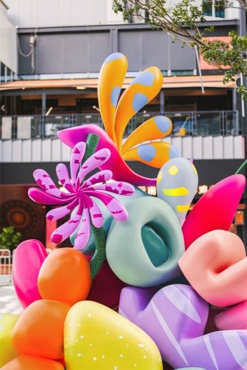 Алекс Проба установила красочную инсталляцию в Шэньчжэне