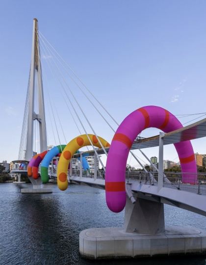 Craig & Karl украсили пешеходные мосты в Брисбене надувными скульптурами