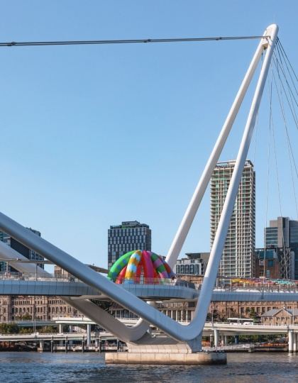 Craig & Karl украсили пешеходные мосты в Брисбене надувными скульптурами