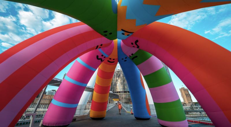 Craig & Karl украсили пешеходные мосты в Брисбене надувными скульптурами