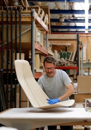 Foster + Partners и Isokon показали коллекцию мебели из фанеры