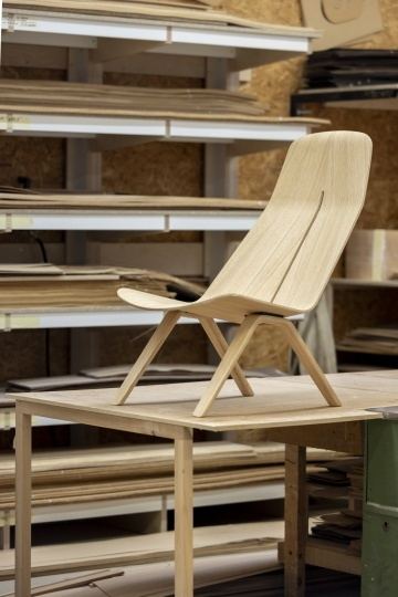 Foster + Partners и Isokon показали коллекцию мебели из фанеры