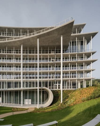 Herzog & de Meuron построили штаб-квартиру банка у Женевского озера