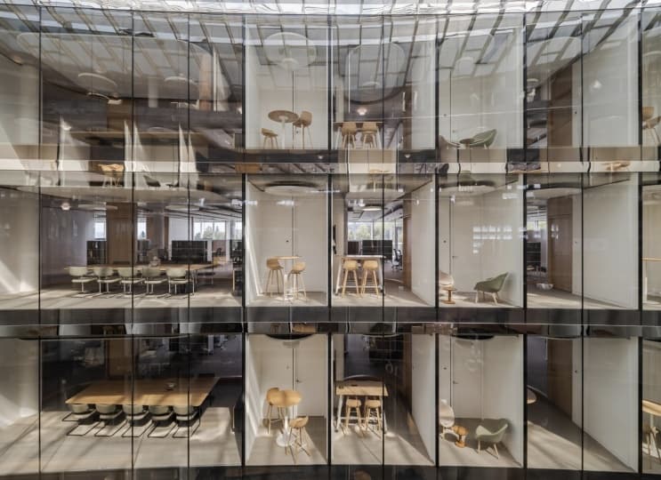 Herzog & de Meuron построили штаб-квартиру банка у Женевского озера