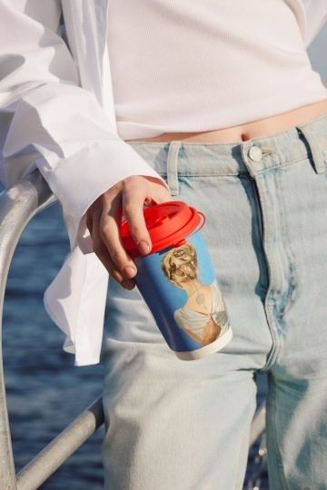 Искусство на стаканчиках: коллаборация музея Эрарта и Baggins Coffee