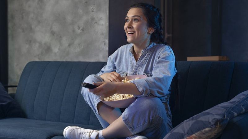 Девушка смотрит сериал в специально обустроенной зоне