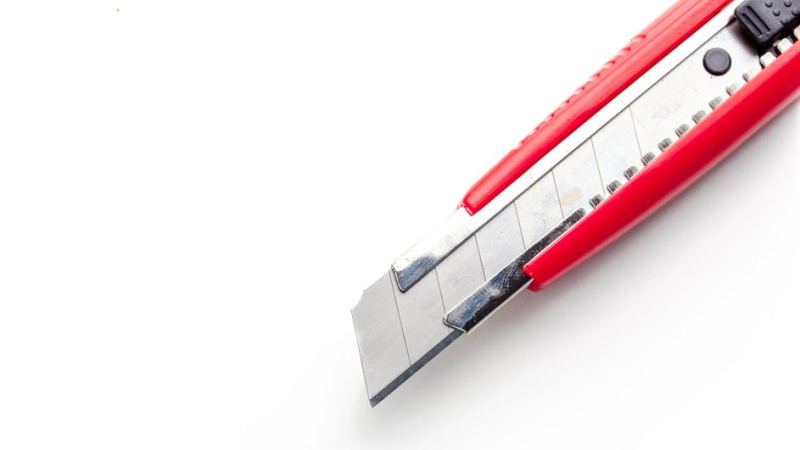 Канцелярский нож для демонтажа потолка