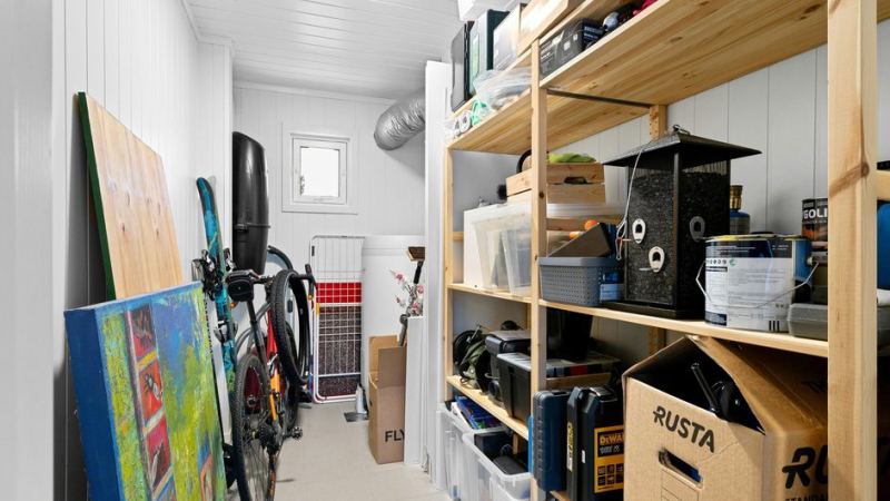 Вещи на полках кладовой в квартире