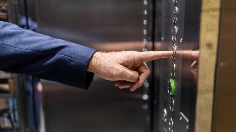 Минстрой: в России не будут продлевать программу по замене лифтов