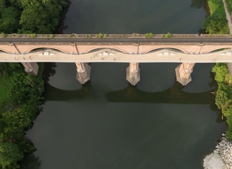 Ney and Partners построили пешеходный мост у старинного виадука во Франции