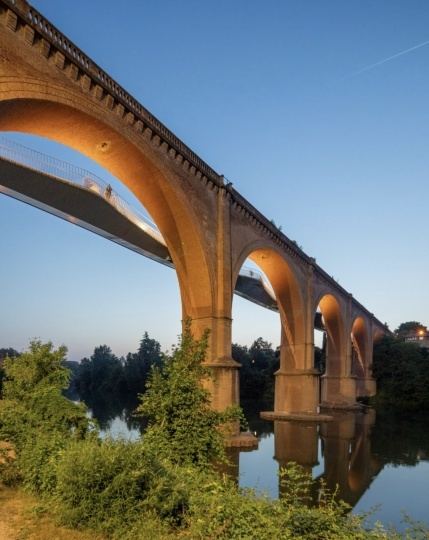 Ney and Partners построили пешеходный мост у старинного виадука во Франции