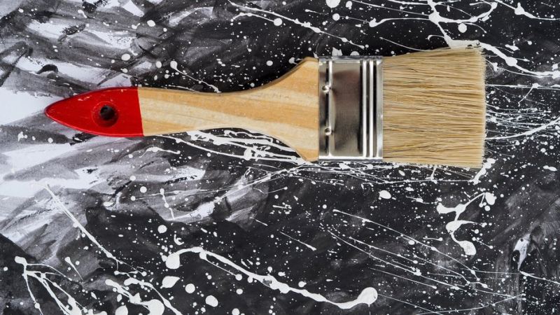 Малярная кисть лежит на столе