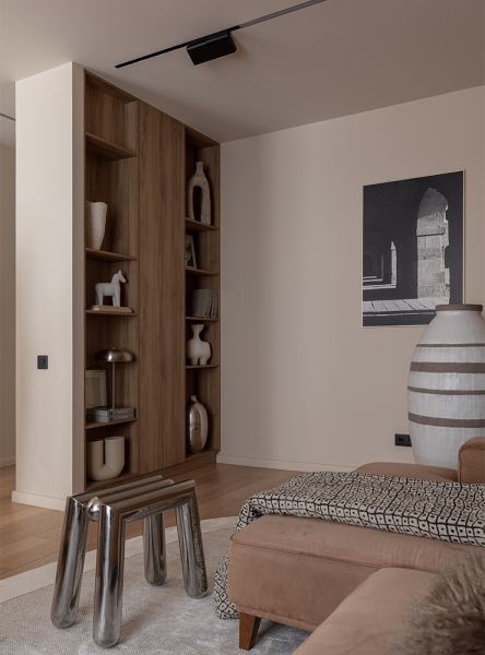 Почему это красиво: кухня-гостиная в бежевой гамме с металлическими акцентами