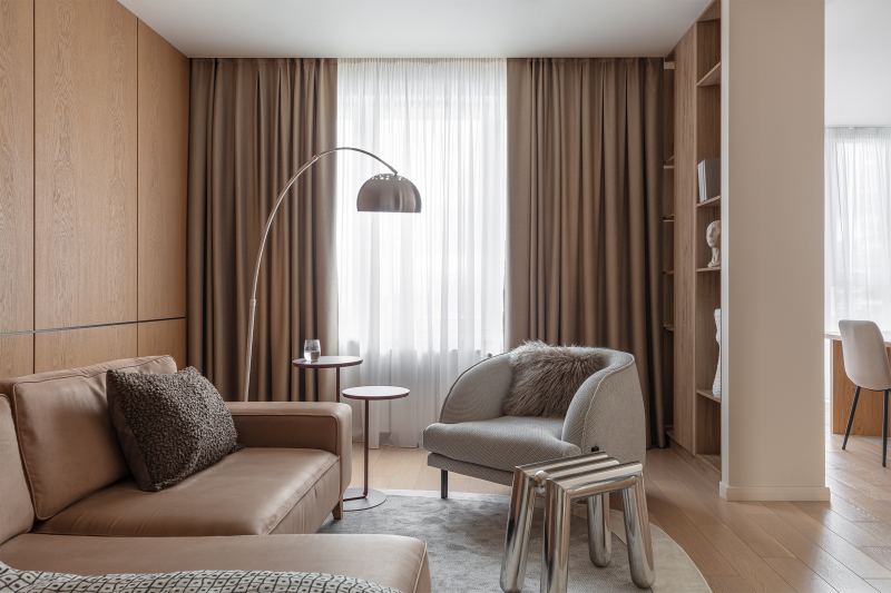 Почему это красиво: кухня-гостиная в бежевой гамме с металлическими акцентами