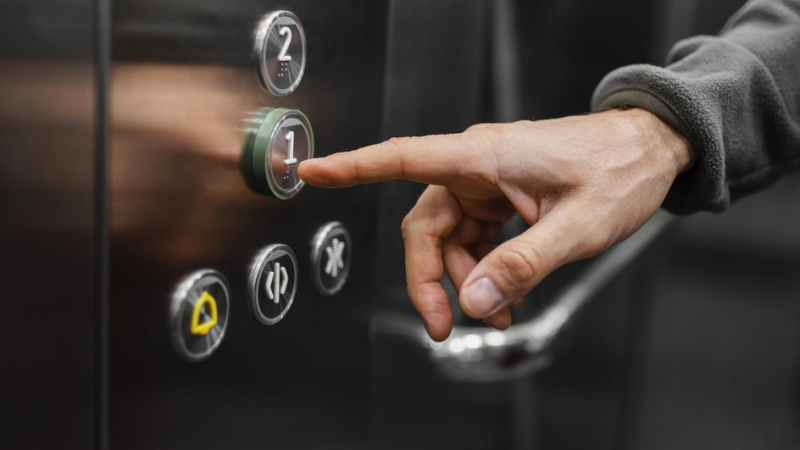 Человек едет в лифте, опасаясь застрять