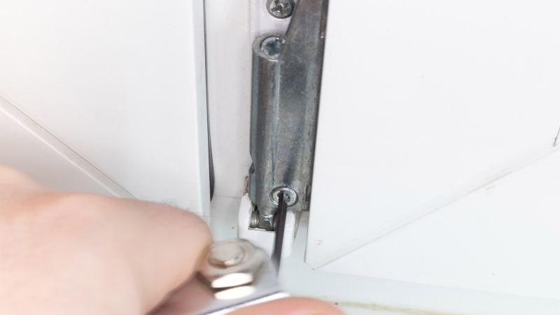 Поверните эксцентрики: что надо сделать с пластиковыми окнами весной