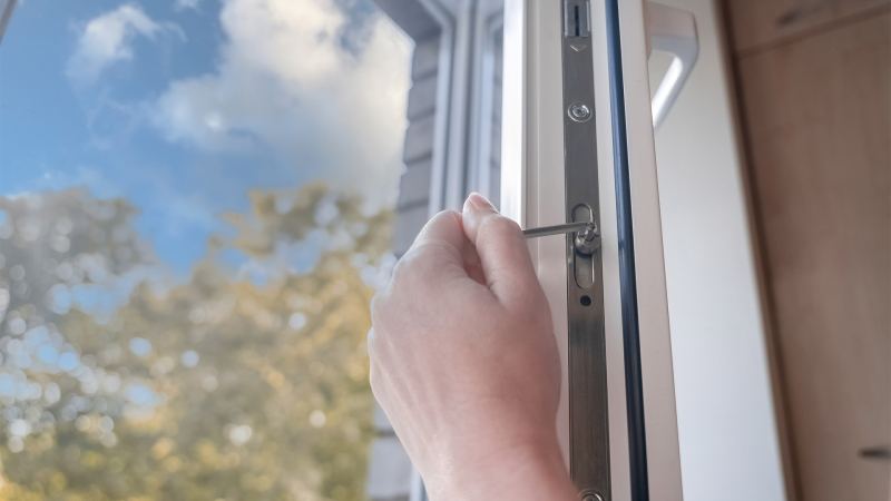 Поверните эксцентрики: что надо сделать с пластиковыми окнами весной