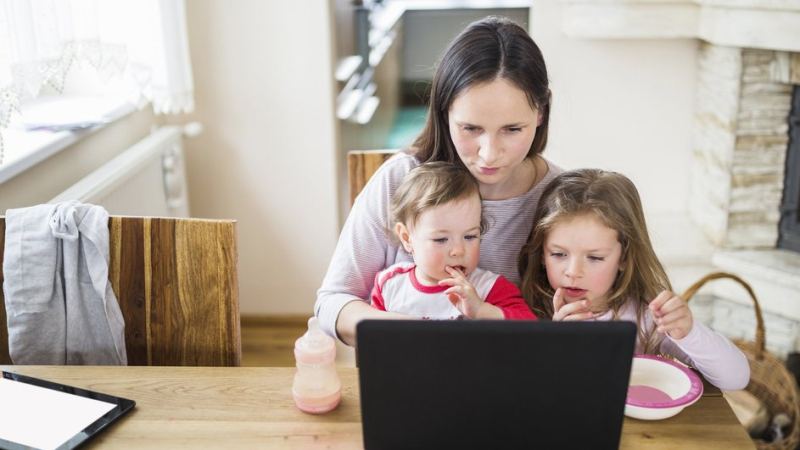 Женщина с детьми читает о плановом повышении тарифов на жилищно-коммунальные услуги