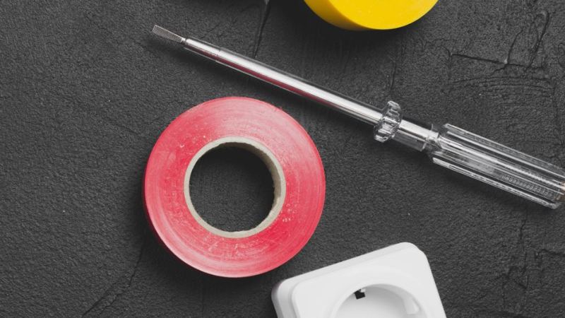 Индикатор напряжения, изолента, розетка