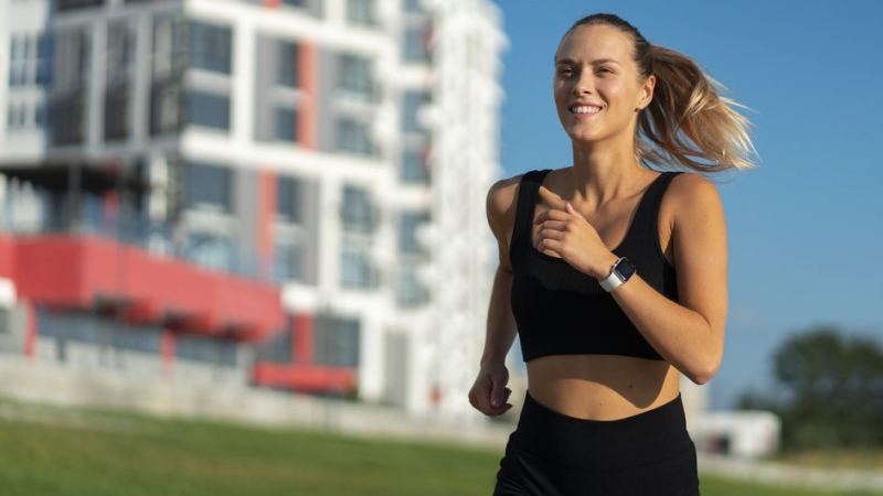 Девушка занимается бегом, чтобы получить ипотеку для зожников